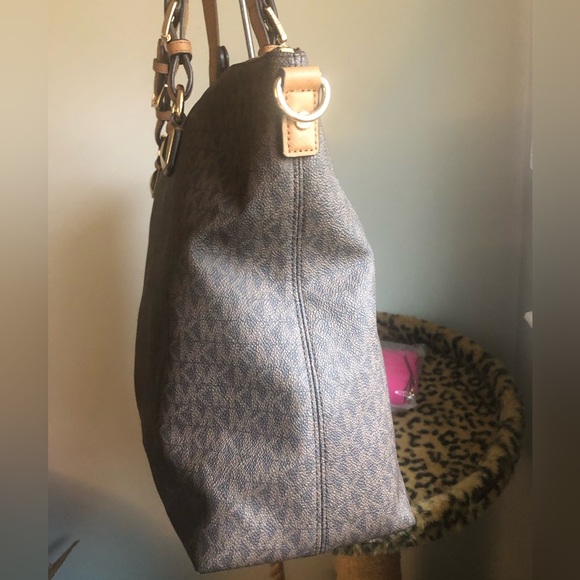 Michael Kors Karla Large Signature Tote - Picture 4 of 15